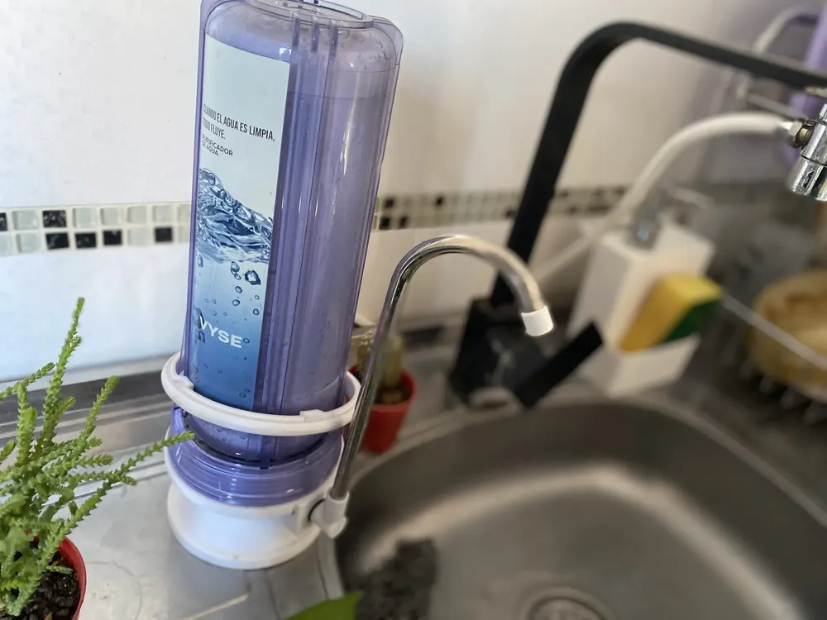 Cuidado con los filtros de agua: Anmat prohibió varias marcas y sumó un limpiador de tapizados